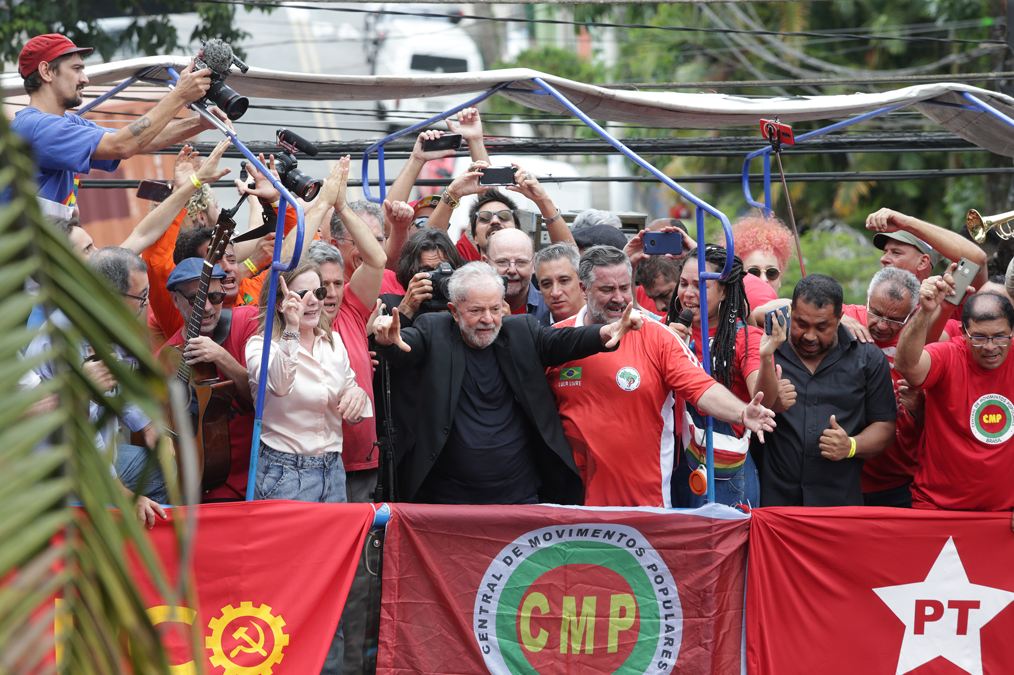 Famílias dormindo na rua não é de Deus”, afirma Benedita em reunião com  Lula